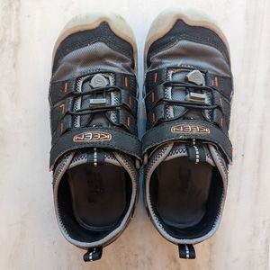 Boys keen shoes
